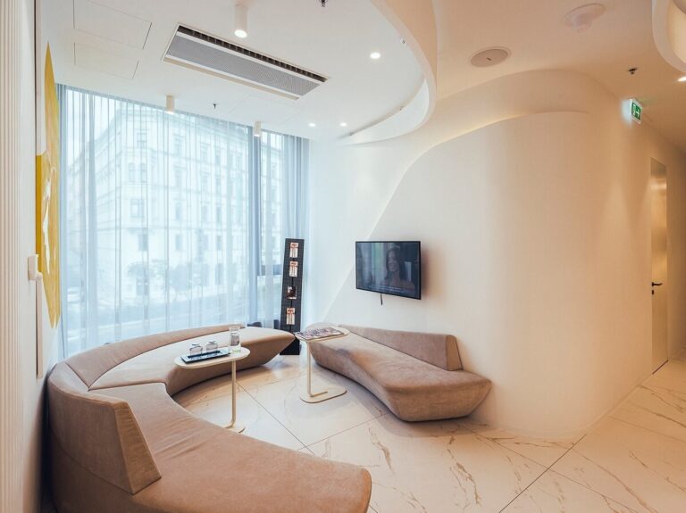 Klinika YES VISAGE Praha – tapety Arte a závesy Edmund Bell | Horus Trade