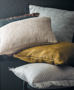 Interiérové doplnky – vankúše, úchyty a návrh detailov