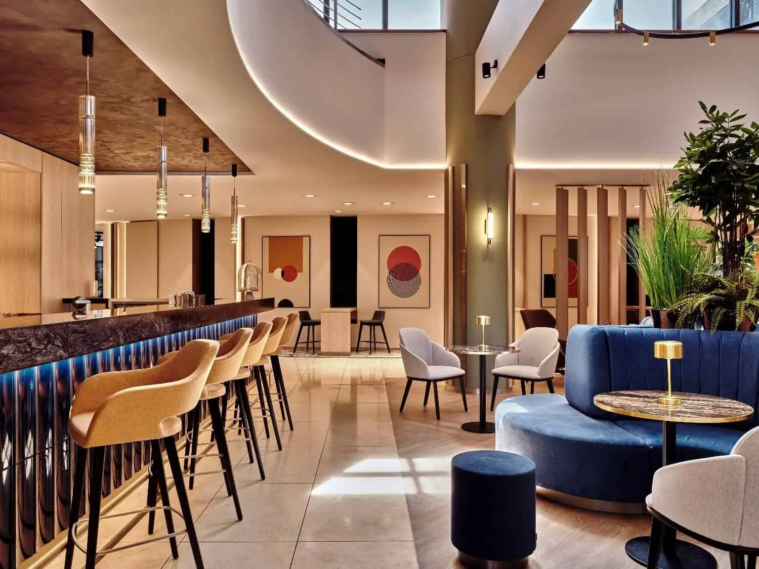 Plaza Bar v hoteli Crowne Plaza Bratislava s modrým čalúneným posedením a horčicovými barovými stoličkami