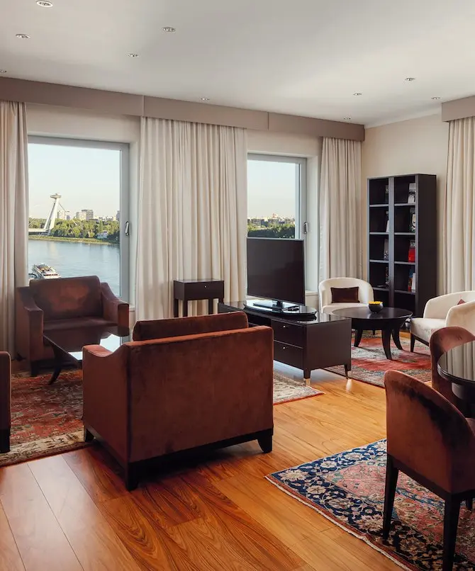 Apartmán Danube v Grand Hoteli River Park***** Bratislava so svetlými závesmi a dekoratívnymi kobercami