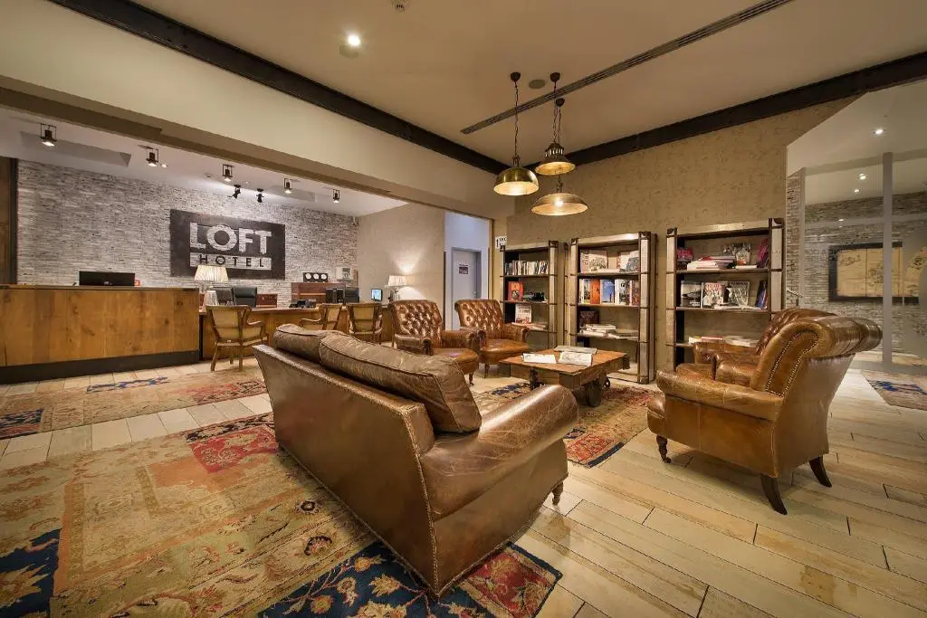 LOFT Hotel Bratislava – interiér s tapetami a textilom