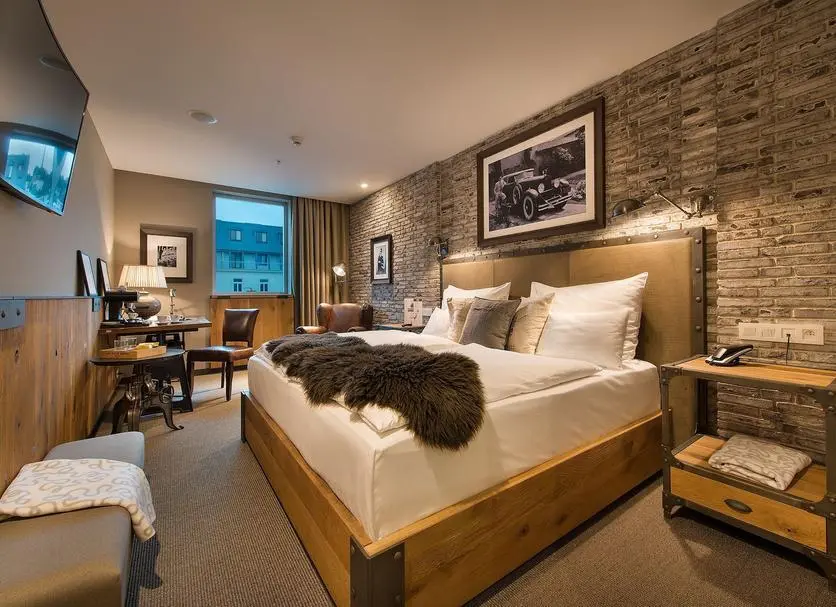 LOFT Hotel Bratislava – interiér s tapetami a textilom