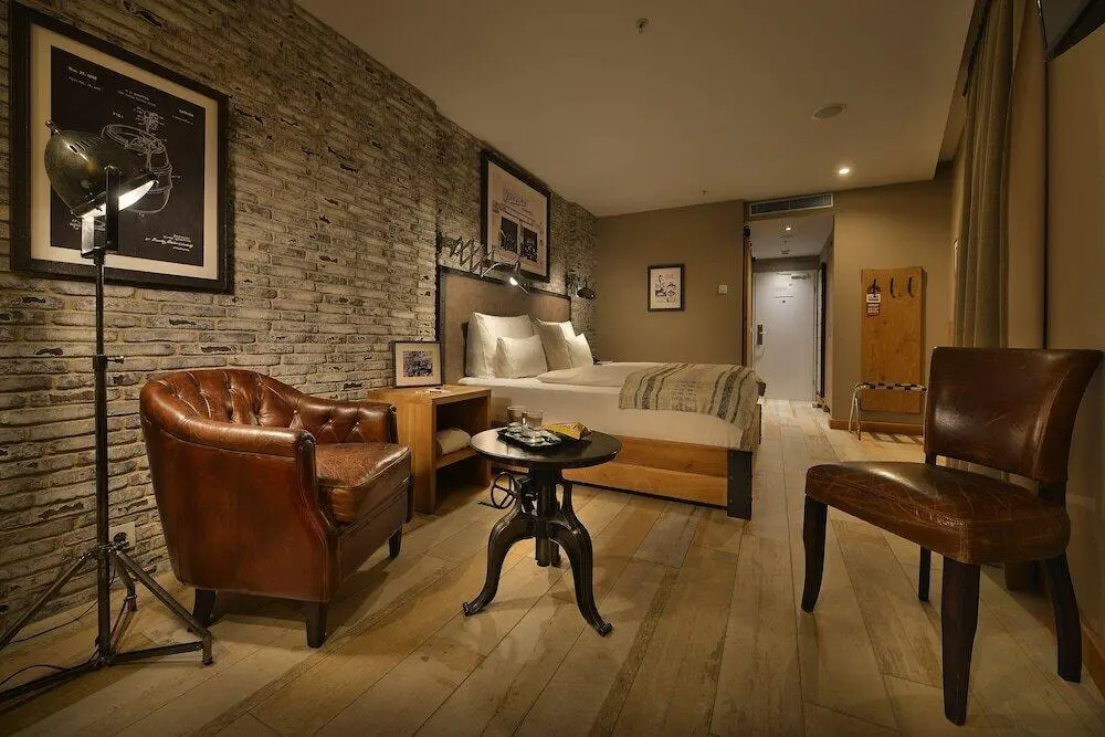LOFT Hotel Bratislava – interiér s tapetami a textilom