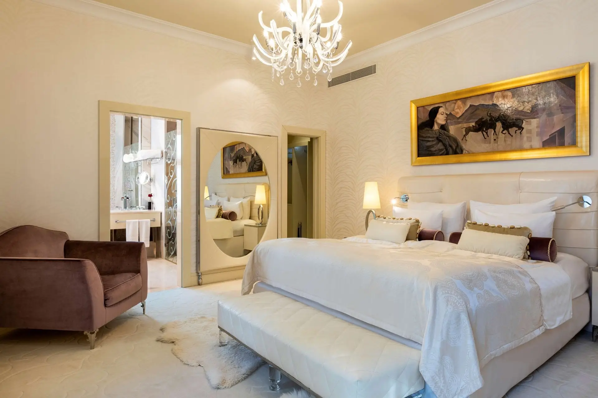 Svetlá spálňa Grand Hotela Kempinski Štrbské Pleso s krémovou tapetou so zvlneným vzorom