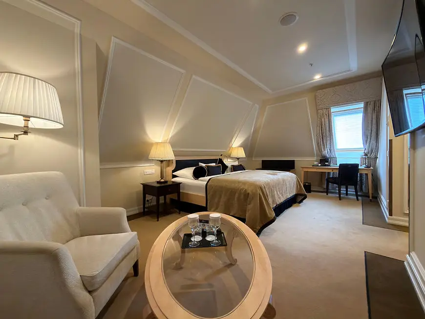 LOFT Hotel Bratislava – interiér s tapetami a textilom
