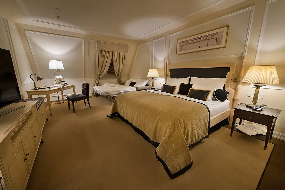LOFT Hotel Bratislava – interiér s tapetami a textilom