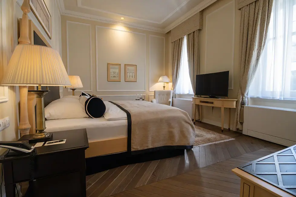 LOFT Hotel Bratislava – interiér s tapetami a textilom