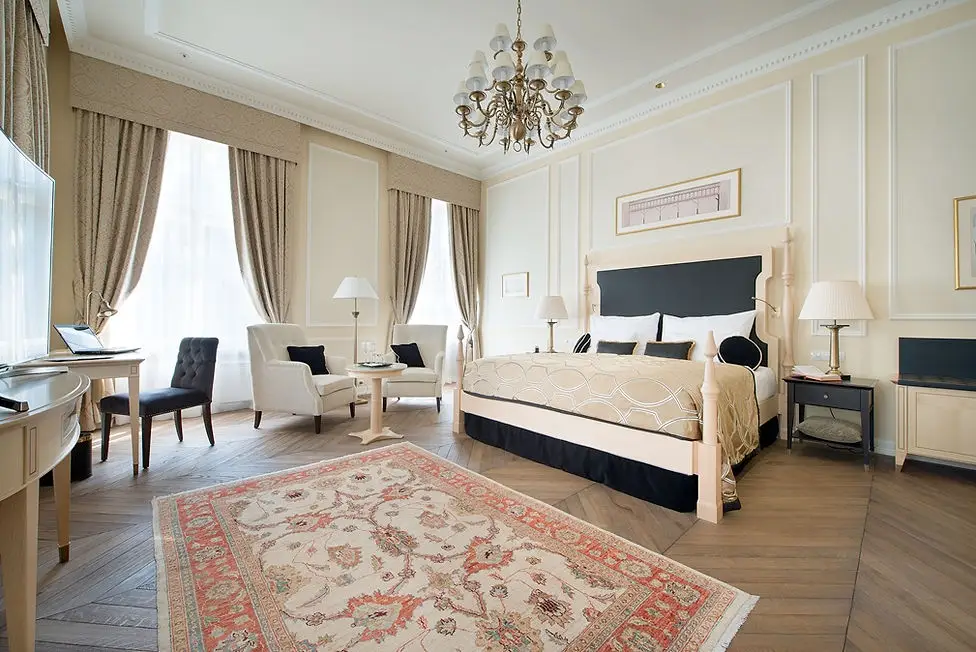LOFT Hotel Bratislava – interiér s tapetami a textilom