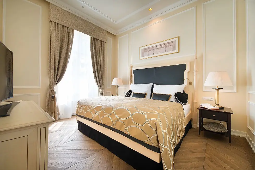 LOFT Hotel Bratislava – interiér s tapetami a textilom