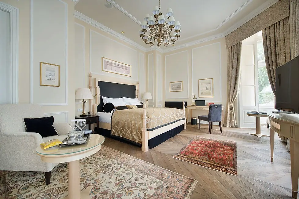LOFT Hotel Bratislava – interiér s tapetami a textilom