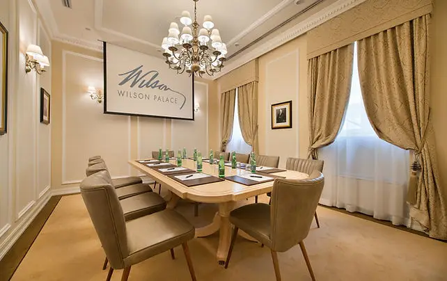 LOFT Hotel Bratislava – interiér s tapetami a textilom